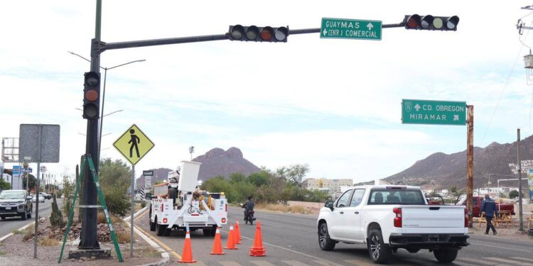 Realiza Ayuntamiento de Guaymas mantenimiento preventivo y reparación de semáforos