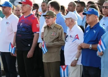Raúl Castro y Díaz-Canel encabezan desfile del 1 de mayo en «defensa de la patria»