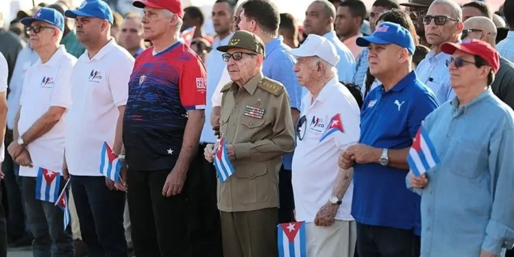 Raúl Castro y Díaz-Canel encabezan desfile del 1 de mayo en «defensa de la patria»