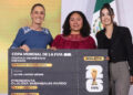 Sheinbaum entrega boleto para inauguración del Mundial a joven veracruzana Yolett Cervantes