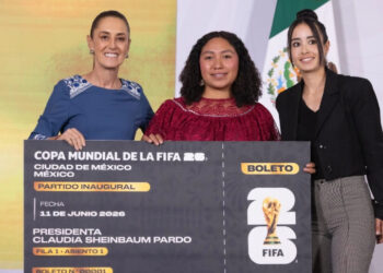 Sheinbaum entrega boleto para inauguración del Mundial a joven veracruzana Yolett Cervantes