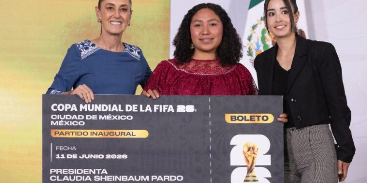 Sheinbaum entrega boleto para inauguración del Mundial a joven veracruzana Yolett Cervantes