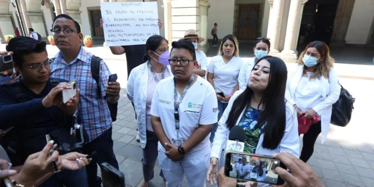 Sobrecarga laboral provoca renuncia de médicos en hospital de Oaxaca