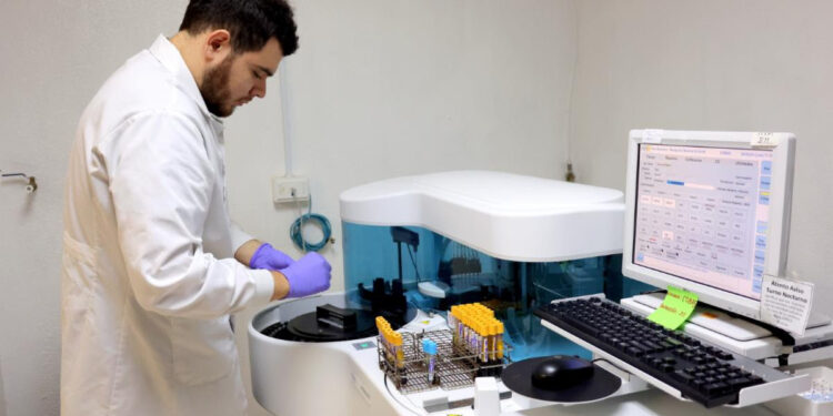 Informa Isssteson sobre síntomas y riesgos del lupus