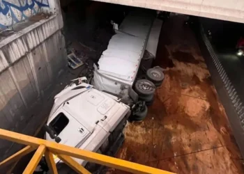 Tráiler con limpiadores vuelca en Toluca y paraliza avenida Alfredo del Mazo