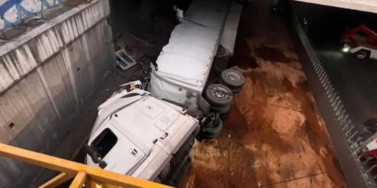 Tráiler con limpiadores vuelca en Toluca y paraliza avenida Alfredo del Mazo