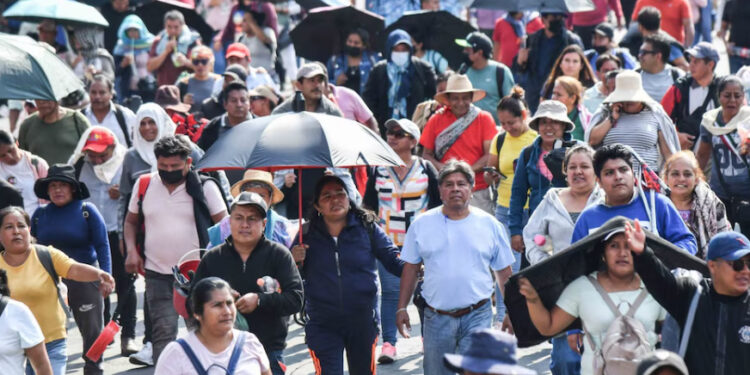 Gobierno exige levantar el paro; CNTE lo amplía