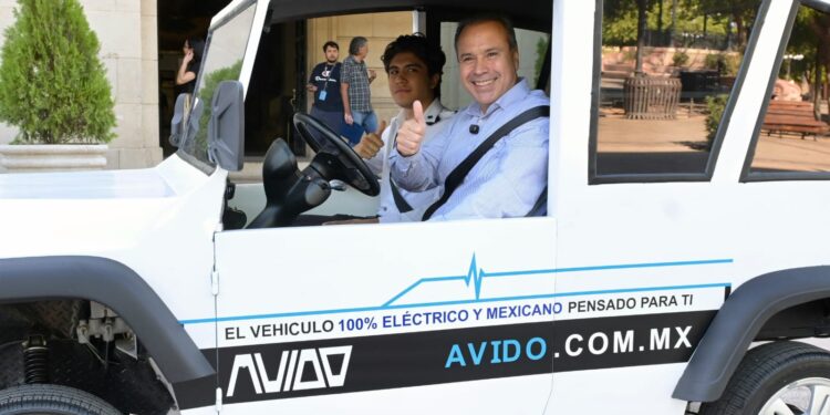 Reconoce Toño Astiazarán a jóvenes creadores de vehículo eléctrico AVIDO