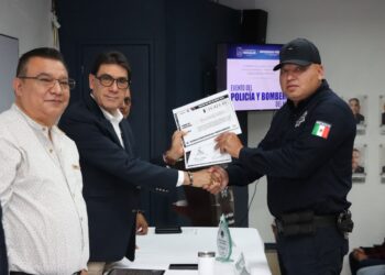 Reconocen a policías y bomberos por su entrega a Nogales