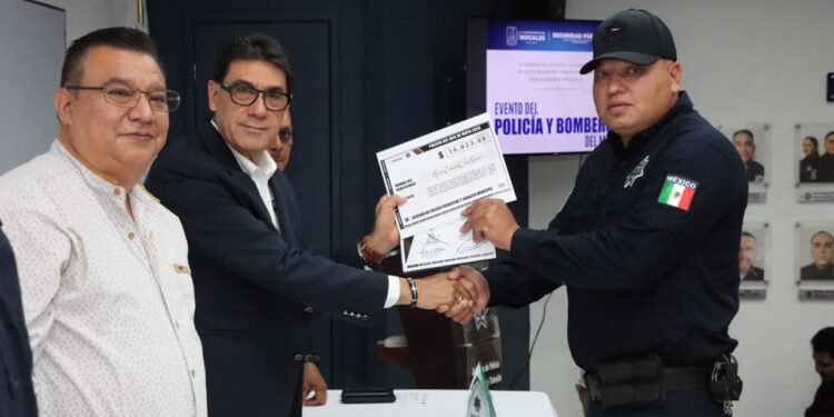 Reconocen a policías y bomberos por su entrega a Nogales