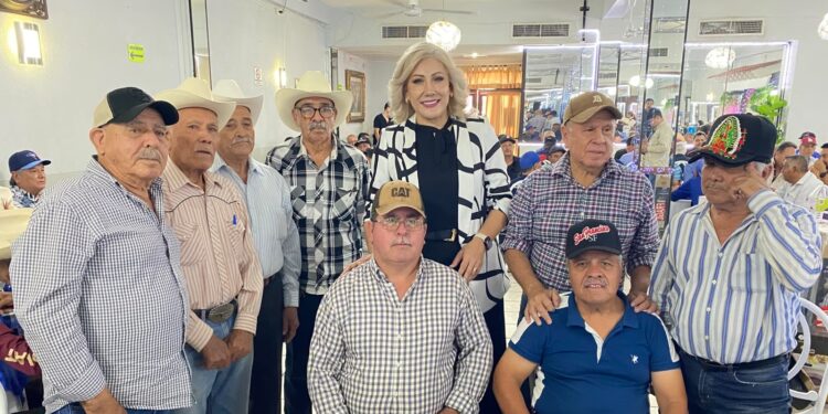 RECONOCE CLAUDIA SANTACRUZ A PADRES JUBILADOS Y PENSIONADOS DEL AYUNTAMIENTO DE CAJEME