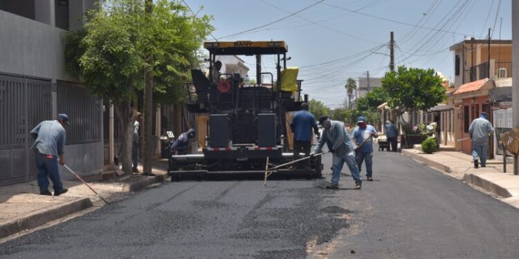 PORQUE ASÍ SE HACE CON BIENESTAR AVANZAN OBRAS DE PAVIMENTACIÓN Y SE CONSTRUYEN PLAZAS MULTIFUNCIONALES EN CAJEME