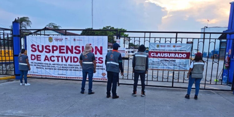 Suspenden actividades de alcoholera en Veracruz por mortandad de peces