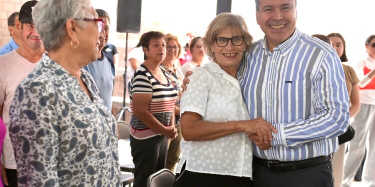 Apoya Toño Astiazarán a personas adultas a través del programa Huellas Mayores