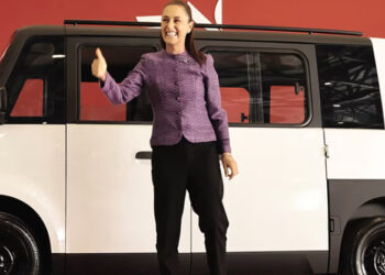 Claudia presenta primer auto eléctrico mexicano