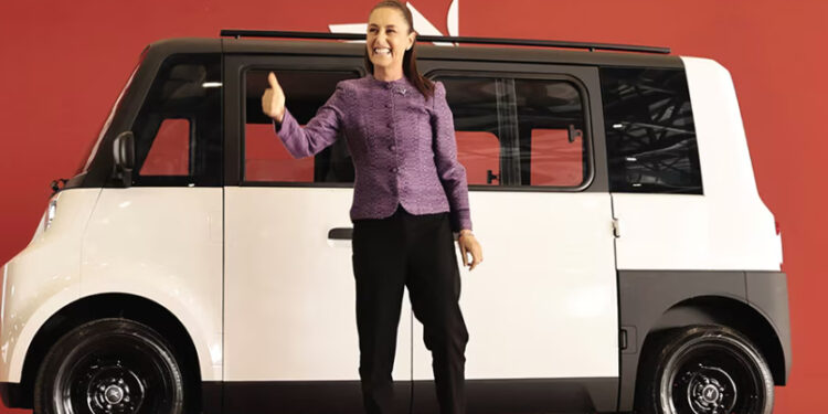 Claudia presenta primer auto eléctrico mexicano