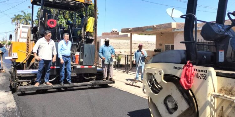 AVANZA JAVIER LAMARQUE EN REHABILITACIÓN DE CALLES CON PROPIO EQUIPO COMPLETO PARA PAVIMENTAR