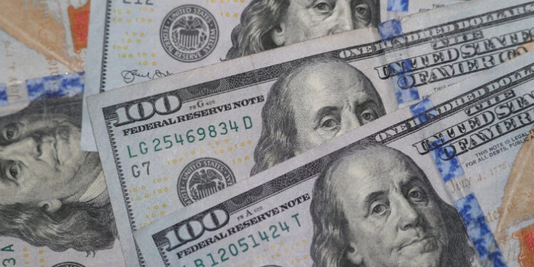 Dólar toma fuerza tras mensaje de la Fed; el peso cae por presión externa y política