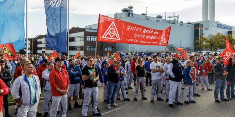 Volkswagen prevé recortar hasta 100 mil puestos de trabajo y cerrar cuatro plantas en Alemania