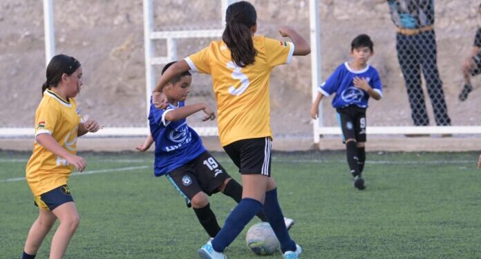 Continúan emociones y goleadas en El Mundialito H