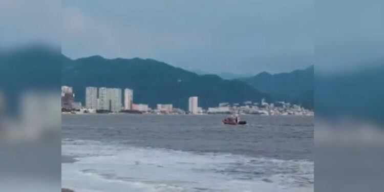 Cocodrilo ataca y jala mar adentro a joven turista en playa de Jalisco