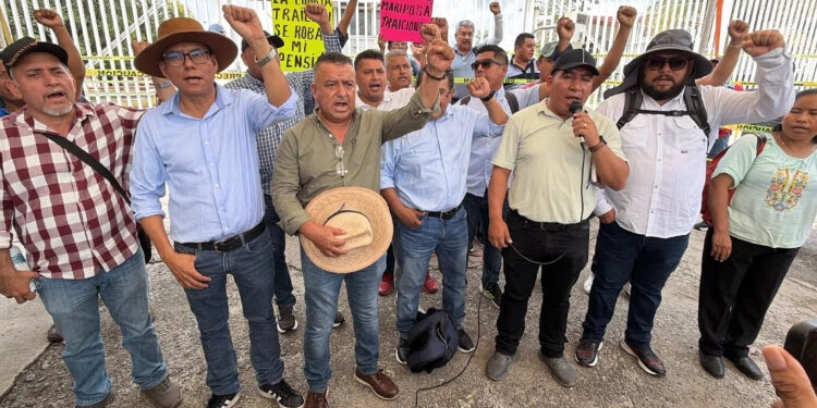 Maestros de la CNTE inician bloqueo en instalación de Pemex en Chiapas