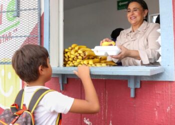 Supervisa alcaldesa Karla Córdova operación de comedor escolar