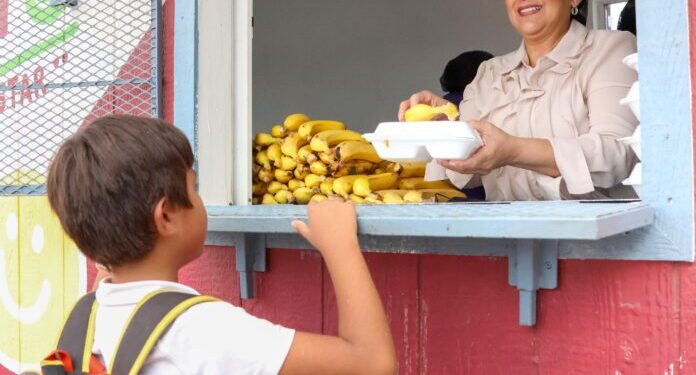 Supervisa alcaldesa Karla Córdova operación de comedor escolar