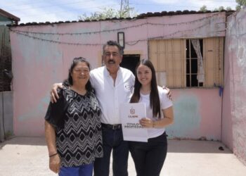 CON JUSTICIA SOCIAL Y CERTEZA JURÍDICA LAMARQUE ENTREGA PERSONALMENTE TÍTULOS DE PROPIEDAD A FAMILIAS DE CAJEME