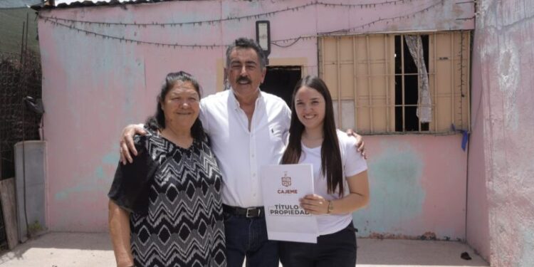 CON JUSTICIA SOCIAL Y CERTEZA JURÍDICA LAMARQUE ENTREGA PERSONALMENTE TÍTULOS DE PROPIEDAD A FAMILIAS DE CAJEME