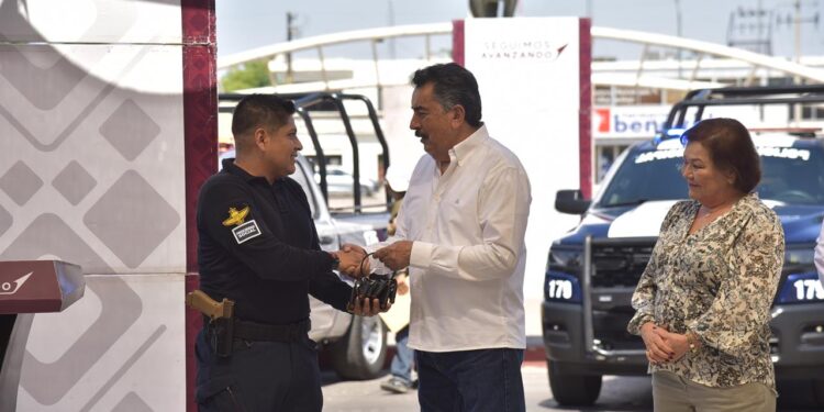 CAJEME FORTALECE LA SEGURIDAD PÚBLICA CON ENTREGA DE NUEVAS PATRULLAS Y CHALECOS BALÍSTICOS