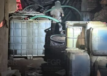 Golpe al huachicol en Hermosillo: FGR asegura 23 mil litros de combustible en cateo.