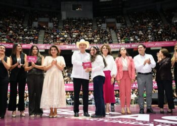 Gobernador Durazo respalda el futuro de los jóvenes con más de 18 mil becas entregadas en Hermosillo