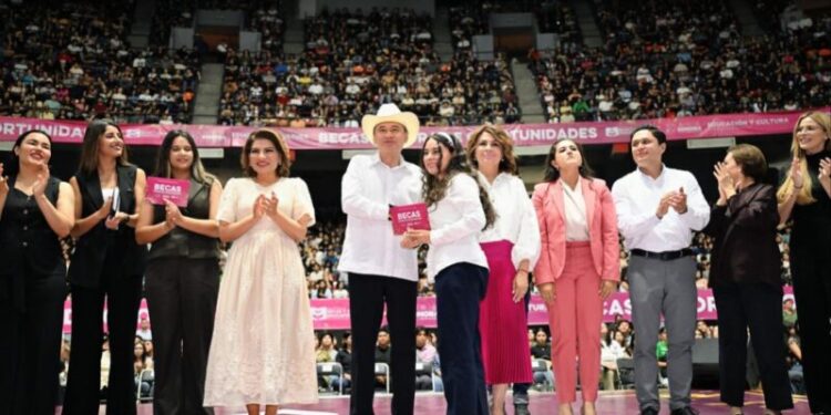 Gobernador Durazo respalda el futuro de los jóvenes con más de 18 mil becas entregadas en Hermosillo