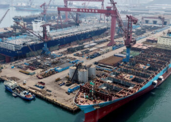 Las ganancias industriales de China mantienen el impulso, pero la economía sigue mostrando fisuras