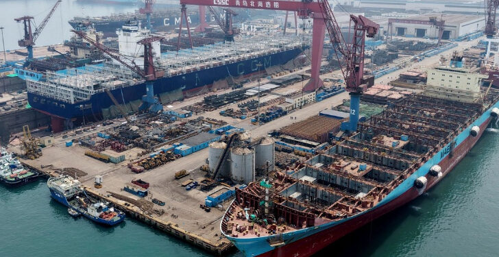 Las ganancias industriales de China mantienen el impulso, pero la economía sigue mostrando fisuras