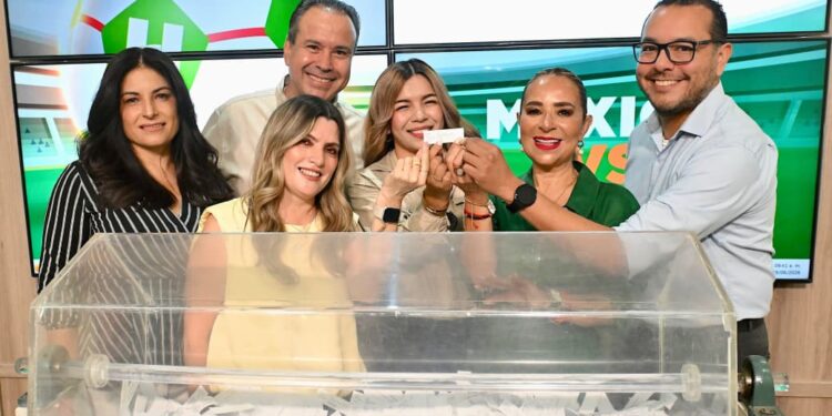 Premia Toño Astiazarán a hermosillense cumplida con la promoción Vive una Experiencia Mundialista