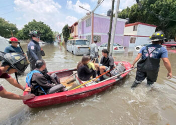Lluvias y falla en cárcamo inundan viviendas en Los Reyes Ixtacala, Tlalnepantla