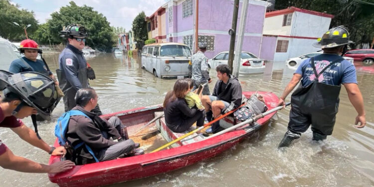 Lluvias y falla en cárcamo inundan viviendas en Los Reyes Ixtacala, Tlalnepantla