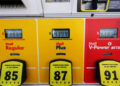 Trump ordena investigar por qué los precios de la gasolina no bajan