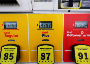 Trump ordena investigar por qué los precios de la gasolina no bajan