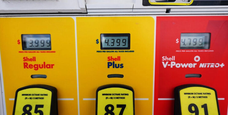 Trump ordena investigar por qué los precios de la gasolina no bajan