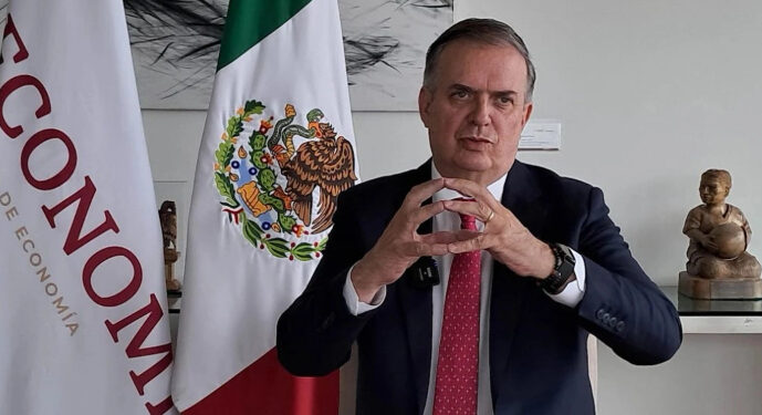 Agonía del libre comercio pega al crecimiento del país: Ebrard
