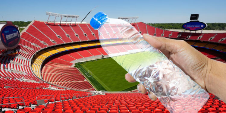 Y en plena ola de calor: ¿Por qué la FIFA prohibió las botellas de agua reutilizables en el Mundial 2026?