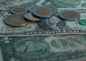 Peso gana en la apertura de los mercados financieros; la bolsa va a la baja