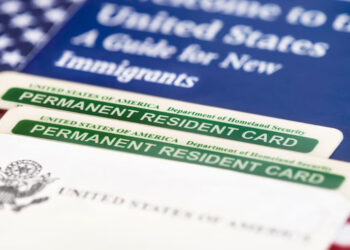 Migrantes que soliciten ‘green card’ ya no deberán salir de EU para pedirla: DHS calma a empleadores