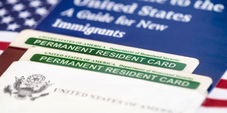 Migrantes que soliciten ‘green card’ ya no deberán salir de EU para pedirla: DHS calma a empleadores