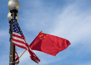 China prohíbe que sus empresas exporten a 10 firmas militares de EU