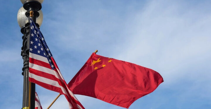 China prohíbe que sus empresas exporten a 10 firmas militares de EU