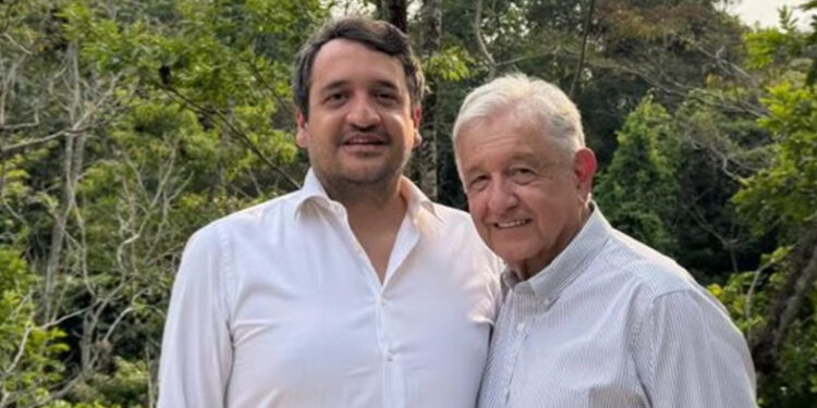 AMLO reaparece en foto con ‘Andy’ López Beltrán, que busca diputación en Tabasco: ‘Soy hijo de quienes aman’